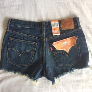 Helt oanvända shorts från Levis med lappar kvar. Modell original 501. Waist 28, motsvarar S möjligtvis M. Köpta för 550 men tyvärr för stora för mig. Perfekta till sommaren!