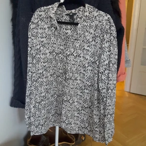  - Tunn blus med detaljer på kragen 