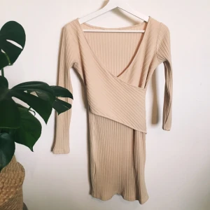  - Fin klänning! Står att det är en XS men jag tror den skulle passa en S lika bra (om inte bättre)! Den är väldigt stretchig i tyget! Tror faktiskt att den är helt oanvänd,men lapparna är bortklippta.