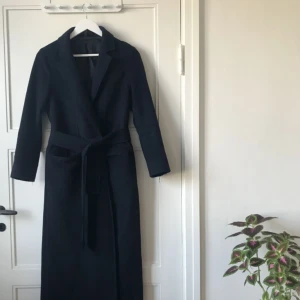  - Lång yllerock från Topshop New York 2016 Har varit för liten från början och därför inte kommit till användning. Supervarm och sitter snyggt på.   Finns i Vasastan. Frakt tillkommer utanför Stockholm. 