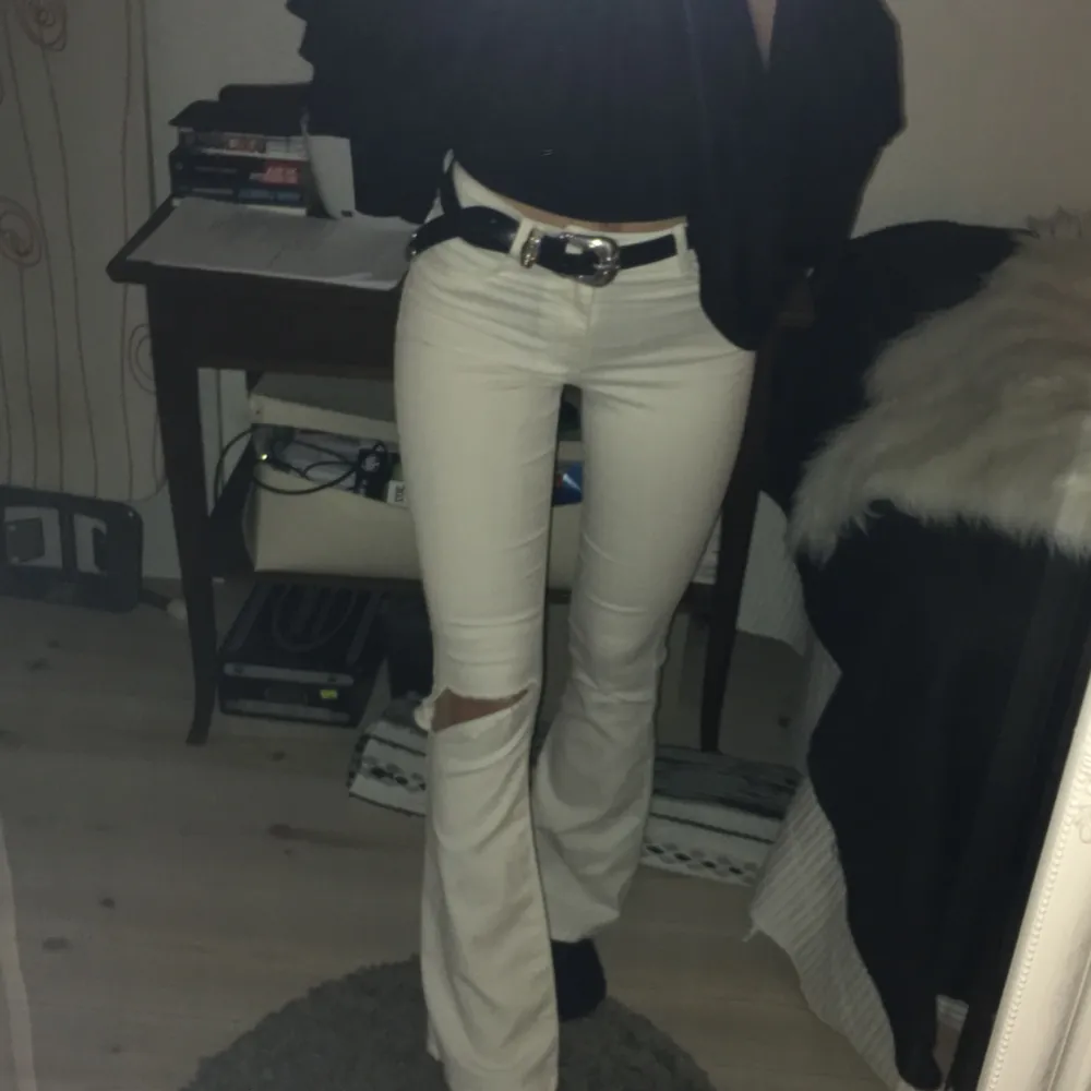 Säljer dessa vita bootcut jeans! Strl Xs, dem e väldigt stretchig! Använda 2ggr så dem är i Bra skick utan fläckar och hål! Bra längd på mig som är 167cm lång!😊. Jeans & Byxor.