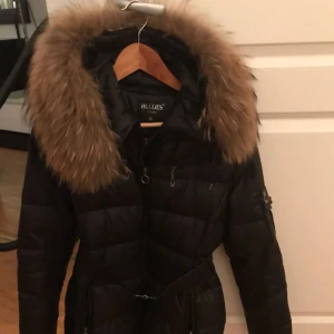  - Säljer min favorit Hollies jacka storlek 40 , passar utmärk som 38.Jackan är jätte fin skick med stor pälskrage .