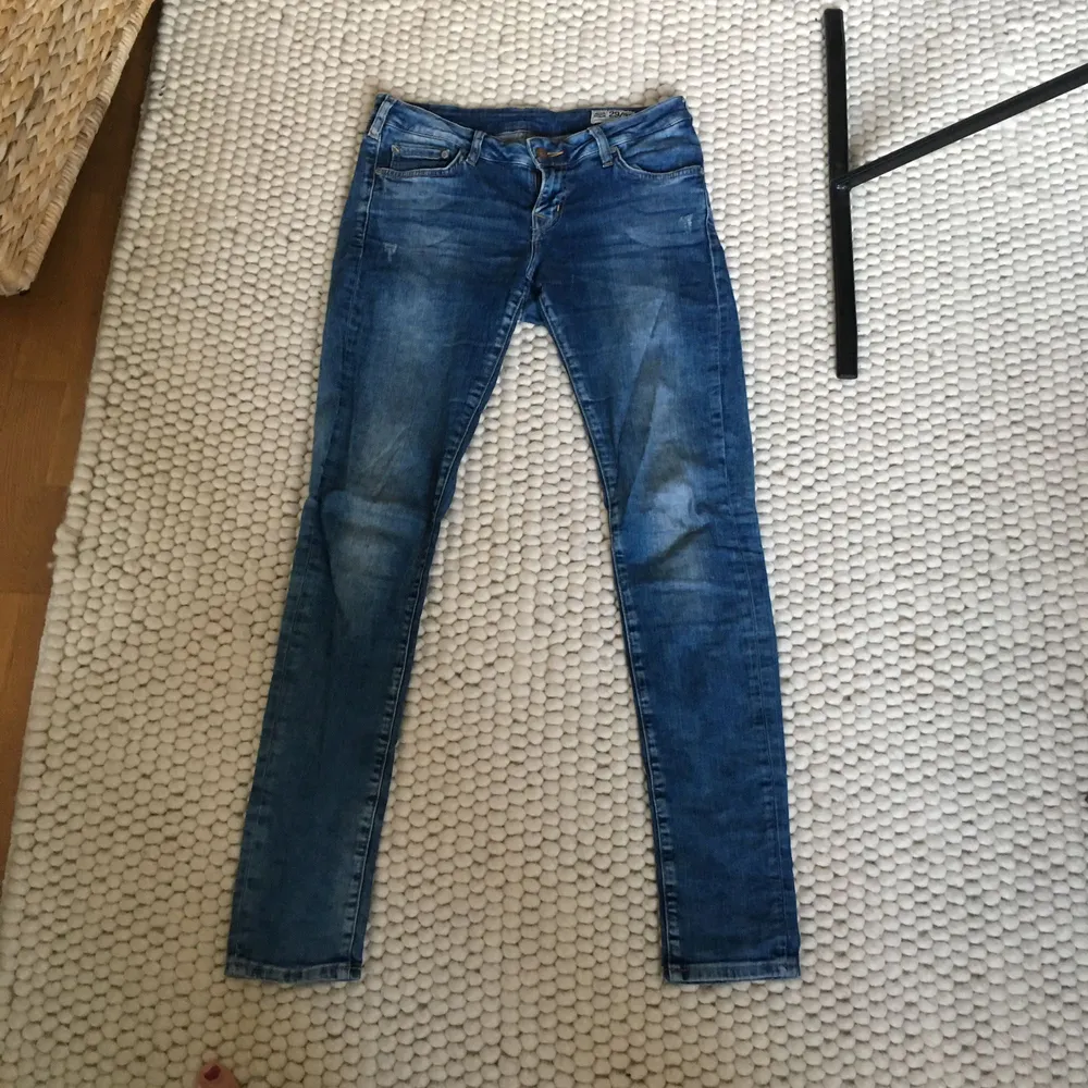 Stentvättade jeans från Crocker. Välbehållna och fina i färgen 😊 Kan mötas i Uppsala och ev. Stockholm, köparen står annars för frakt.. Jeans & Byxor.