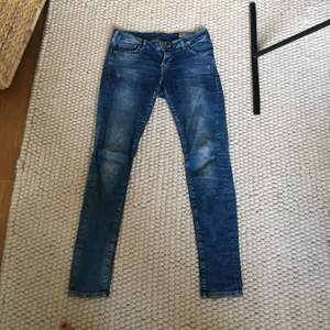 Stentvättade jeans från Crocker. Välbehållna och fina i färgen 😊 Kan mötas i Uppsala och ev. Stockholm, köparen står annars för frakt.