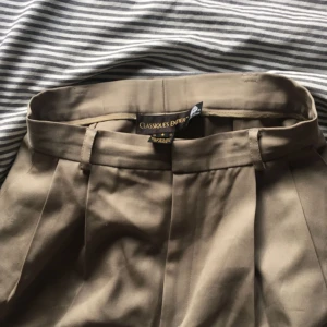  - Ett par beiga kostymbyxor med stryckveck på benen. Smala i midjan och långa i benen. Köptes på beyond retro men Använder aldrig, köpare står för frakt 💕  (skrev in att märket var H&M för annars gick det inte att lägga ut annonsen. Riktiga märket heter Classiques Entier 