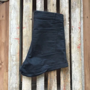  - Stretchiga svarta shorts från HM. Aldrig använda.