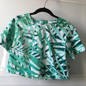  - Crop top från Ivy Revel, storlek xs. 