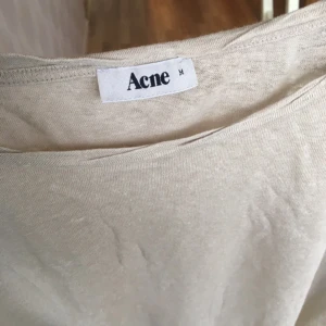  - Luftig, tunn, skön, biege T-shirt från acne. Använd några gånger, lite oversize
