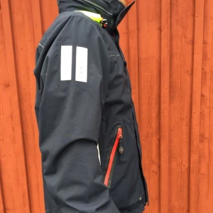  - Säljer en marinblå Pelle p jacka i storlek M. Passar säkert för både dam & herr. Väldigt sparsamt använt. 