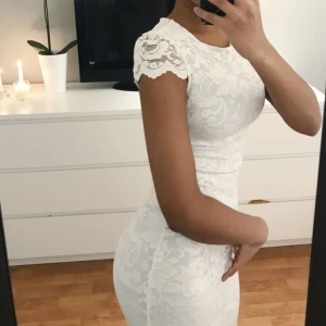  - Strechig spetsklänning perfekt för studenten!  Aldrig använd och har lappar kvar 🌻