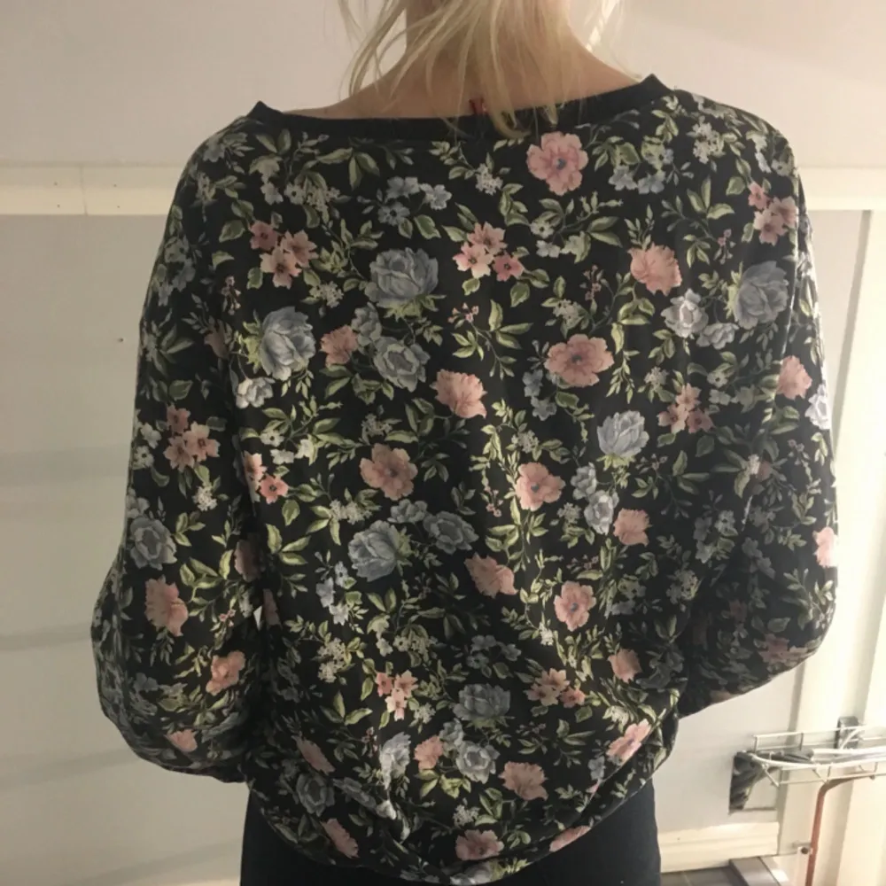 Mjukiströja med blommor på, bra skick köpare står för frakt swish går bra. Hoodies.