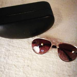 Glod framed sunglasses. Come with the original leather box.