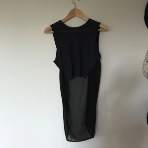  - Skir top från HM. Magtop, där backstycket är längre och är skirt. 