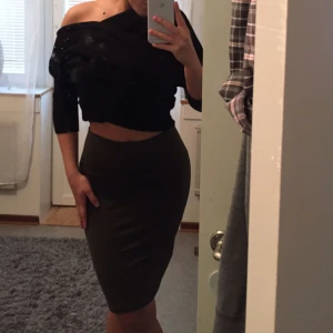  - Tajt grön kjol i stl S, använd 1 gång 