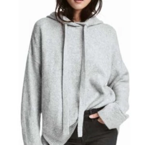  - Oversized mysig hoodie från H&M. Akryl, polyamid och ull. Varm och mysig.