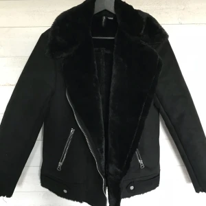  - Höst/vår/vinter jacka från HM, köptes förra veckan men ångra mig. Nypris 600kr, köparen står för frakten🍀