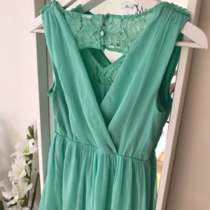  - Söt mintgrön klänning från veromoda. Aldrig Använd. Öppen i ryggen med knappar.  Kan skickas mot frakt kostnad