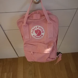  - Fjällräven ryggsäck mini ,rosa  Fint skick! Tuff och smidig.  Swish el kontant vid Ropsten eller Åhléns city Frakt tillkommer... Fått bud på 200 kr!!!  Vill helst ha mer då den är väldigt dyr ,men begagnad. Så den som bjuder mer först får den såklart 😉