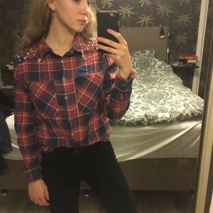  - Superskön, rockig skjorta med guldiga nitar. Säljer för att jag inte har användning för den. Kan eventuellt gå ner i pris vid snabb affär. Kan mötas upp i Karlstad eller Arvika. 40kr + frakt. 