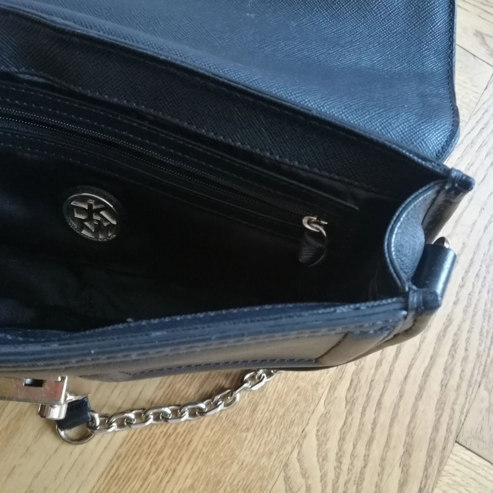 Jättefin festväska från DKNY. Köpt i Las Vegas för några år sedan, använd fåtal gånger, jättefint skick!. Övrigt.