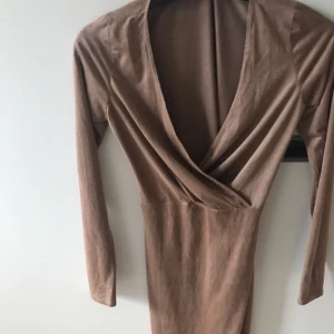  - Snygg oanvänd klänning från nelly.com 