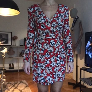  - Figursydd klänning ifrån mango. Stängs med dragkedja i ryggen. Kjolen är omlott och har axelvaddar i. Aldrig använt. Jag betalar frakt och har swish 