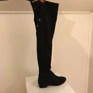  - Ovenknee boots, storlek 39 aldrig använda. Därav mycket fint skick. Frakt tillkommer 