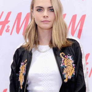  - Bomberjacka med tigrar som motiv från H&M Divided. En favorit för Cara Delevingne som har en supercool stil! Den är i storlek 32 men den är oversized så passar allt från XS till M.