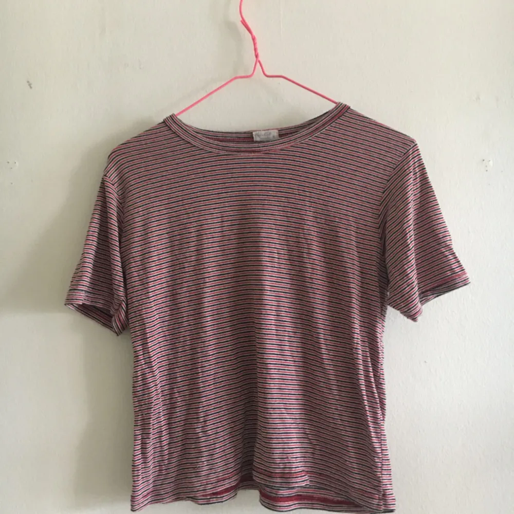 Randig tröja från brandy Melville, one size fits all (men passar typ xs-s). T-shirts.