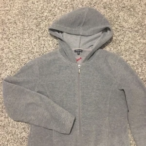  - Mysig hoodie i fleece-liknande material! Lite kortare modell.