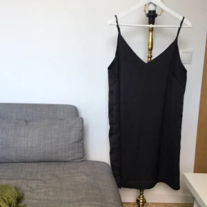  - Svart, fin klänning från Monki. Använd en gång så är i fint skick!   Frakt tillkommer 🍃