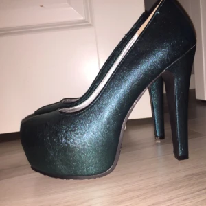  - Det står storlek 39 i skon men det stämmer inte. De är väldigt små i storleken så jag skulle säga 37,5 eller 38. Använt dom en kväll men eftersom jag har 38,5 gjorde dom ont :/ 