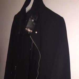  - Jätte fin kappa i bra skick! Super skön och bekväm kan användas i olika tillfällen då den är så passande till allt. Väldigt varm också vilket är Viktigt. Fått en ny kappa så säljer denna. 