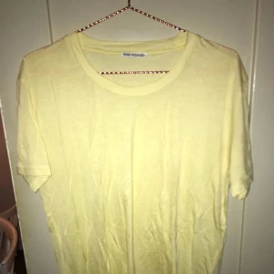  - Gul T-shirt från Acne, nyskick!