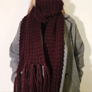  - Halsduk från Monki. Säljes för 50kr, frakt tillkommer.  Betalning sker via swish