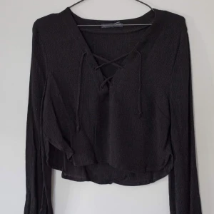  - Black late up cropped top från Brandy Melville • Aldrig använd fint skick • Lite seethrough