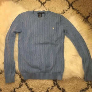  - Blå Ralph lauren tröja. Äkta såklart  Säljs för bästa bud 