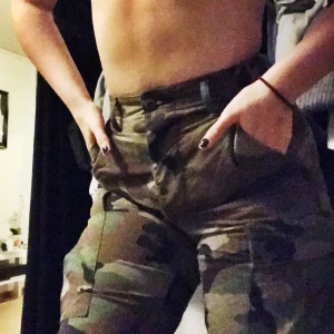  - Säljer dessa jättesnygga unisex cargopants’en för att de tyvärr är lite för små i midjan. Köpta på beyond retro i stockholm så de är begagnade redan från början men jag har inte använt dem. Det står att de är i XS men det är nog framförallt midjan då de är långa i modellen eftersom jag som är lång (ca 1.80) kan ha dem. (Kan skicka bild på exakta måtten). Har swish och fraktar men då står du för frakten:)