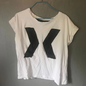  - Topp från Black Label. Knappt använd då den inte faller mig i smaken. Nyskick. Köparen står för frakten. 