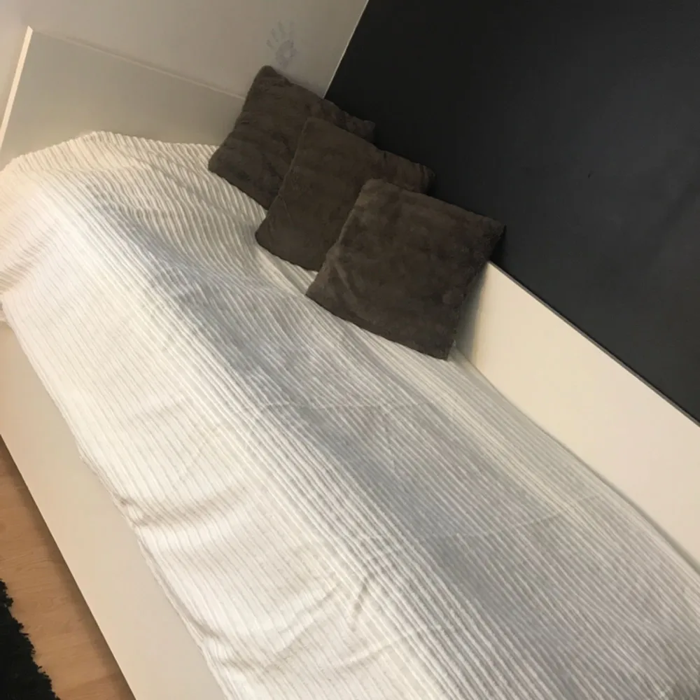 Säljer min fina säng från IKEA! Fint skick! 90x200cm + extrasäng under.   . Accessoarer.