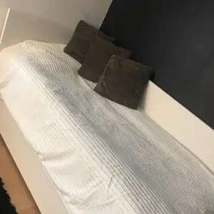 Säljer min fina säng från IKEA! Fint skick! 90x200cm + extrasäng under.   