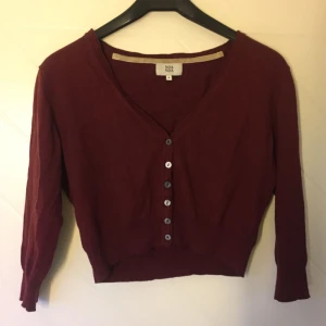  - Kort mjuk kofta i 90% bomull och 10% kashmir i mörkröd färg. Storlek S, vanlig passform. Välanvänd men ren och hel, inga luktar, pälsdjur etc. Fraktas för 38kr med Posten eller 53kr spårbart med Skicka lätt. Frakten tillkommer.