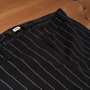  - Randiga kostym byxor från bikbok, färgen är mörk/marinblå. Fint skick, säljer vidare pga fel storlek. (Köparen står för frakt)🌟