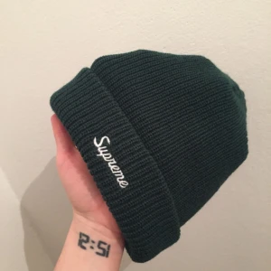  - Loose gauge beanie från Supreme FW17. Säljer för att den inte passar mig. 