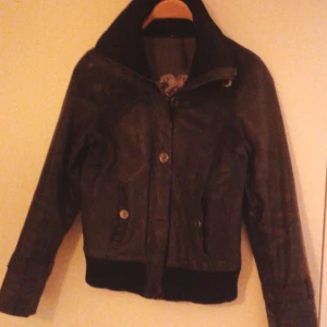  - Äkta skinnjacka i storlek 40. Använd och har därför ett naturligt slitage. En knapp fattas. Nypris 1995:- (kvitto finns)