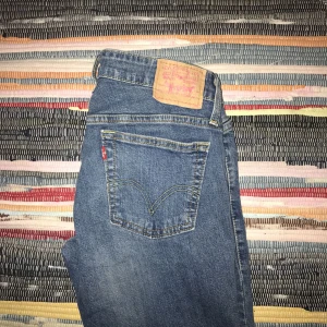  - Vintage Levi's!! Modellen heter Too superlow boot cut nr 524. Inte helt säker på storleken då det inte står på lappen. Äkta såklart. Är lite utsvängda, sitter lågt och är supersnygga!! Köparen står för frakt.