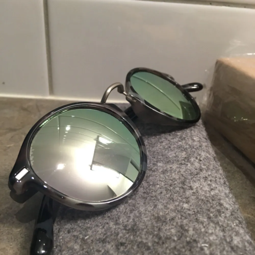 Mellerbrand Nyasa Grafite i nyskick! Endast använda 2 gånger. Inga skador. Unisex och lätt dom skönaste solglasögon jag provat. Polariserat glas och väldigt låg vikt.  Ord pris: 400 kr (inkl frakt)  Mitt pris: 150kr (frakt 30kr)  Bud mottages också! :-) . Accessoarer.
