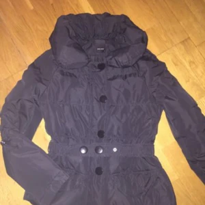  - Säljer min svarta höstjacka som är köpt på Vero Moda. Storlek M. Väldigt bra skick! Pris 170kr.