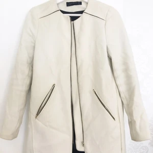  - Fin kappa från zara, lite sönder på dragkedjan men funkar att använda (stänga osv) ändå! 