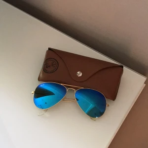  - Äkta rayban, blå glas. 